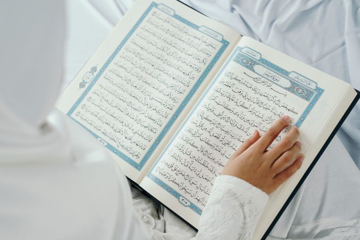 Mengapa Sebagian Orang Menangis Saat Membaca Al-Qur'an?